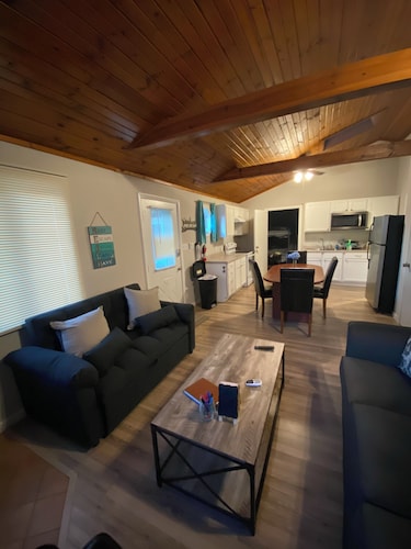 Charming 1-bedroom guest house in adorable New Buffalo with WiFi, AC