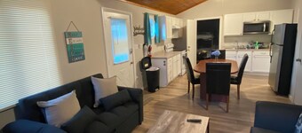 Charming 1-bedroom guest house in adorable New Buffalo with WiFi, AC