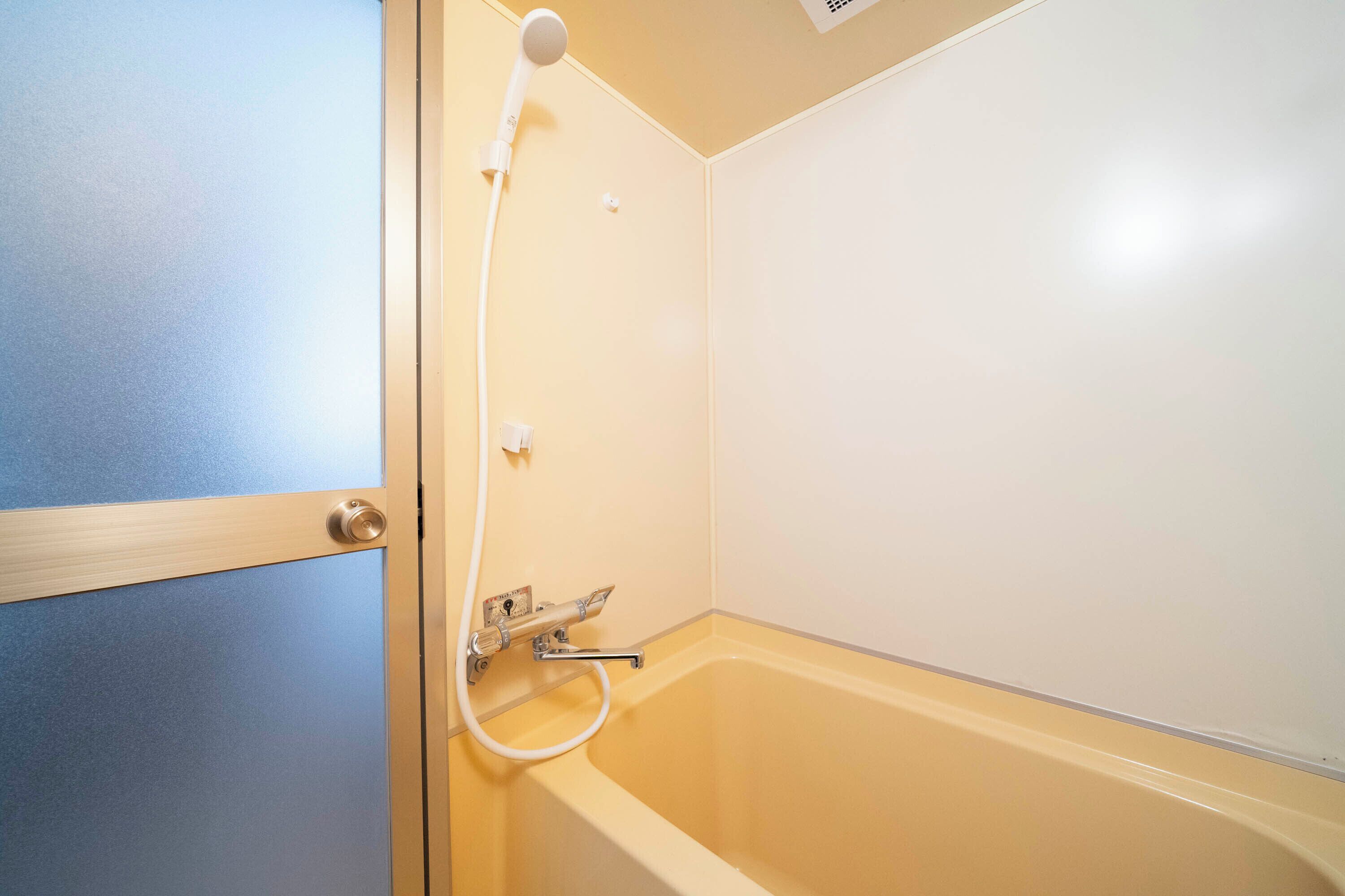 Un baño con bañera, ducha y grifo.