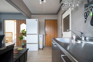 Geladeira, micro-ondas, cooktop, torradeira