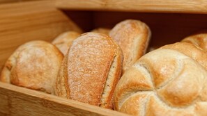 A wooden bread box containing several loaves of bread. - Suit & Frühstück zum Latschen  (Mauth)