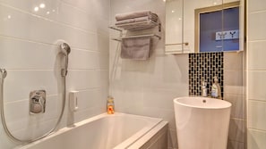 Suíte, 1 cama de casal, para não fumantes | Banheiro | Chinelos