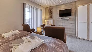 Basic Double Room, Non Smoking, Housekeeping | In-room safe, blackout drapes, free WiFi, bed sheets