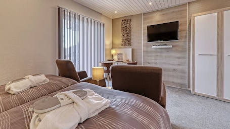 Basic Room, 1 Double Bed, Non Smoking | In-room safe, blackout drapes, free WiFi, bed sheets. Suit & Frühstück zum Latschen