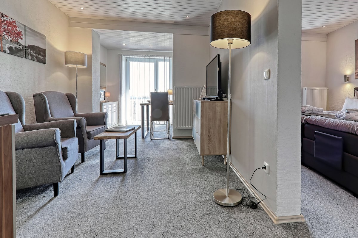 Süit, 1 Çift Kişilik Yatak, Sigara İçilmez | 1 yatak odası, odada kasa, güneşlik/perde, ücretsiz kablosuz İnternet