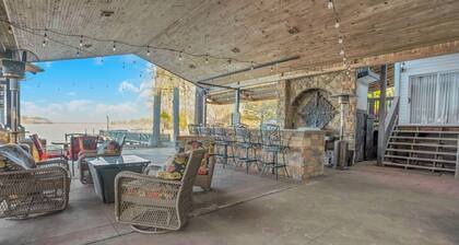 5 BR House Lake Retreat w/ Hot Tub, Sleeps 12