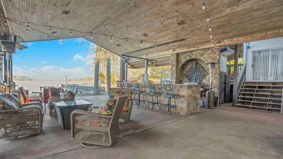 5 BR House Lake Retreat w/ Hot Tub, Sleeps 12