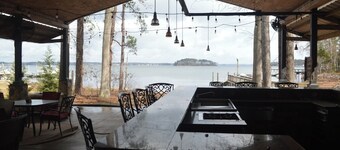 5 BR House Lake Retreat w/ Hot Tub, Sleeps 12