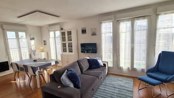 Televisie, boeken en een kantoor