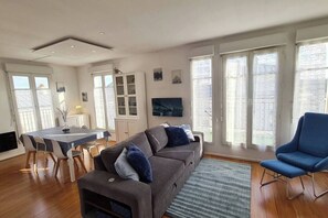 テレビ、書庫、書斎 / ワークスペース