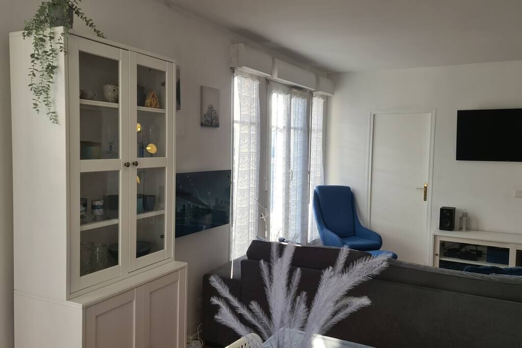 Televisie, boeken en een kantoor