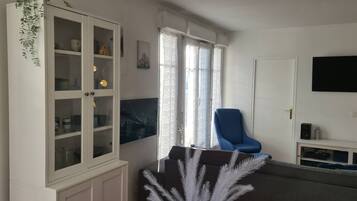 Televisie, boeken en een kantoor