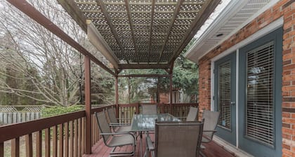 Spacious House - GREAT LOCATION in Old Town NOTL with HOT TUB & Univ. EV CHARGER