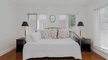 4 camere, una scrivania, ferro/asse da stiro, culla da viaggio