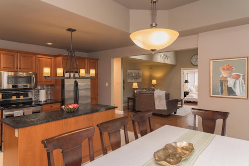 Spacious House - GREAT LOCATION in Old Town NOTL with HOT TUB & Univ. EV CHARGER