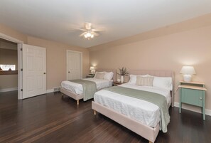 4 室のベッドルーム、デスク、アイロン / アイロン台、旅行用ベビーベッド