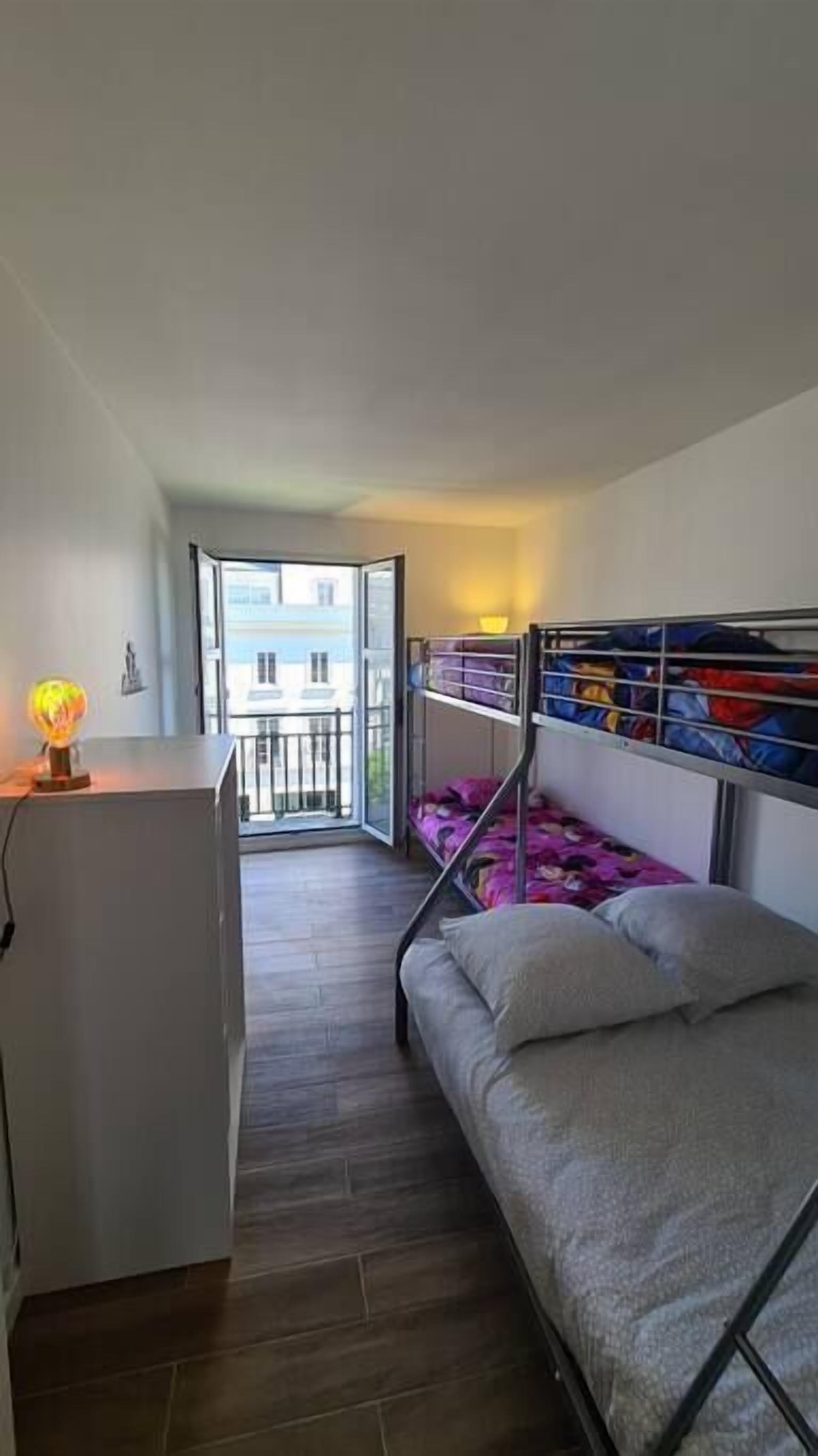 3 habitaciones, tabla de planchar con plancha, cuna de viaje y wifi 