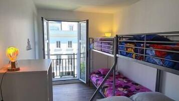 3 habitaciones, tabla de planchar con plancha, cuna de viaje y wifi