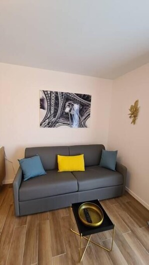 TV, books, offices - Appt 80m², 13 P, Disneyland, Fibre, 2 parkings (Chessy)