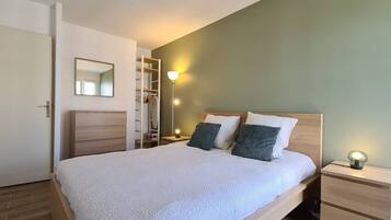 3 makuuhuonetta, silitysrauta/-lauta, vauvan matkasänky, Wi-Fi