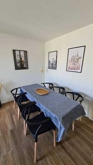 Dining - Appt 80m², 13 P, Disneyland, Fibre, 2 parkings (Chessy)