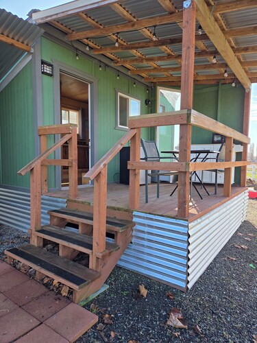 Comfy Tiny house on a peaceful 13 acres. Close to beach, hiking, Canada & more!