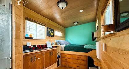 Comfy Tiny house on a peaceful 13 acres. Close to beach, hiking, Canada & more!