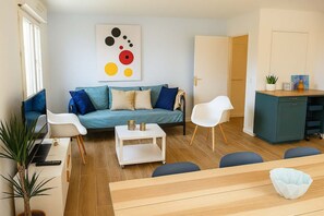 Televisor, llibres i oficines 