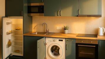 Réfrigérateur, micro-ondes, four, plaque de cuisson