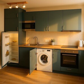 冰箱、微波炉、烤箱、炉灶