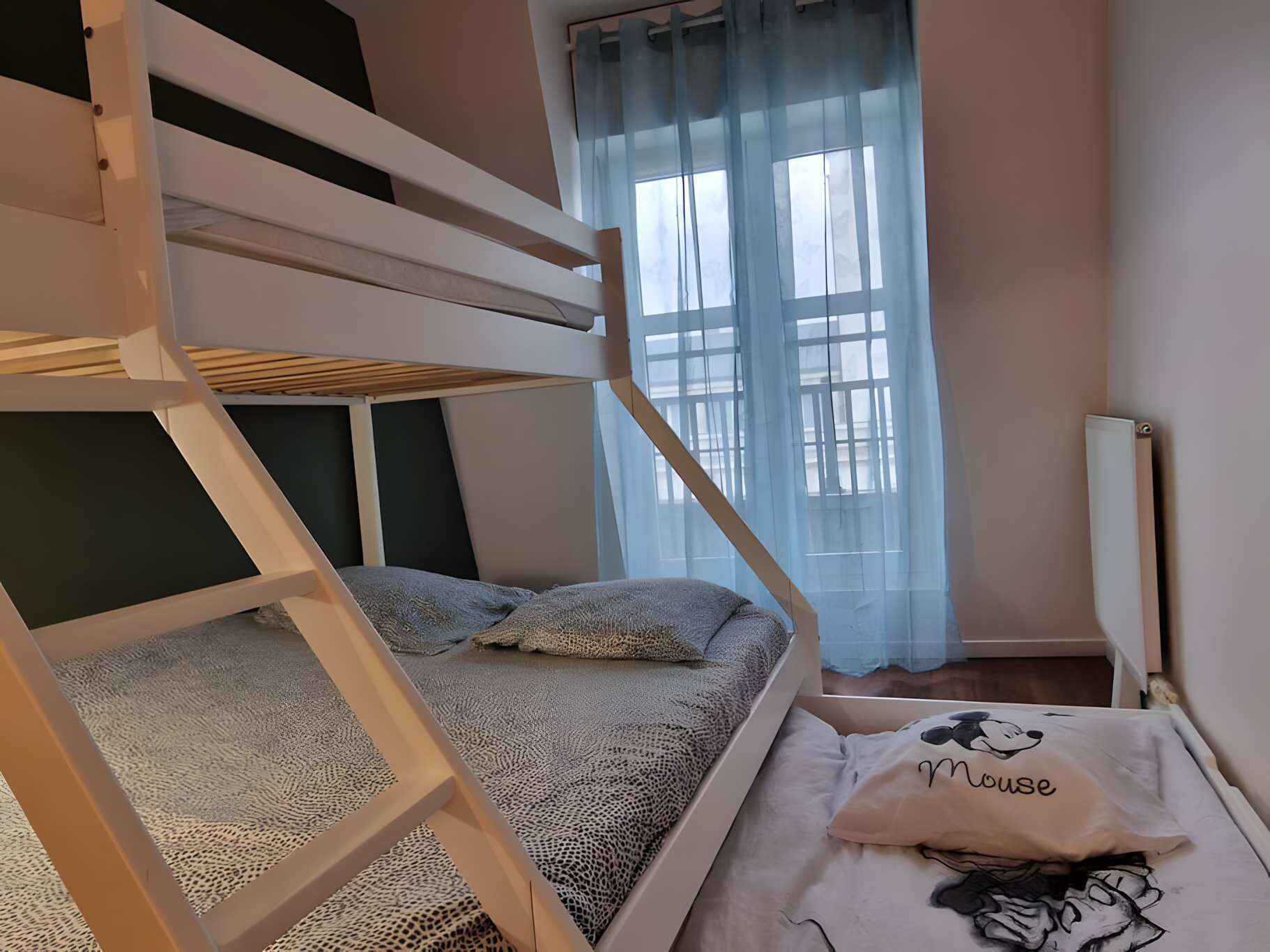 3 slaapkamers, een strijkplank/strijkijzer, reisbedje, wifi