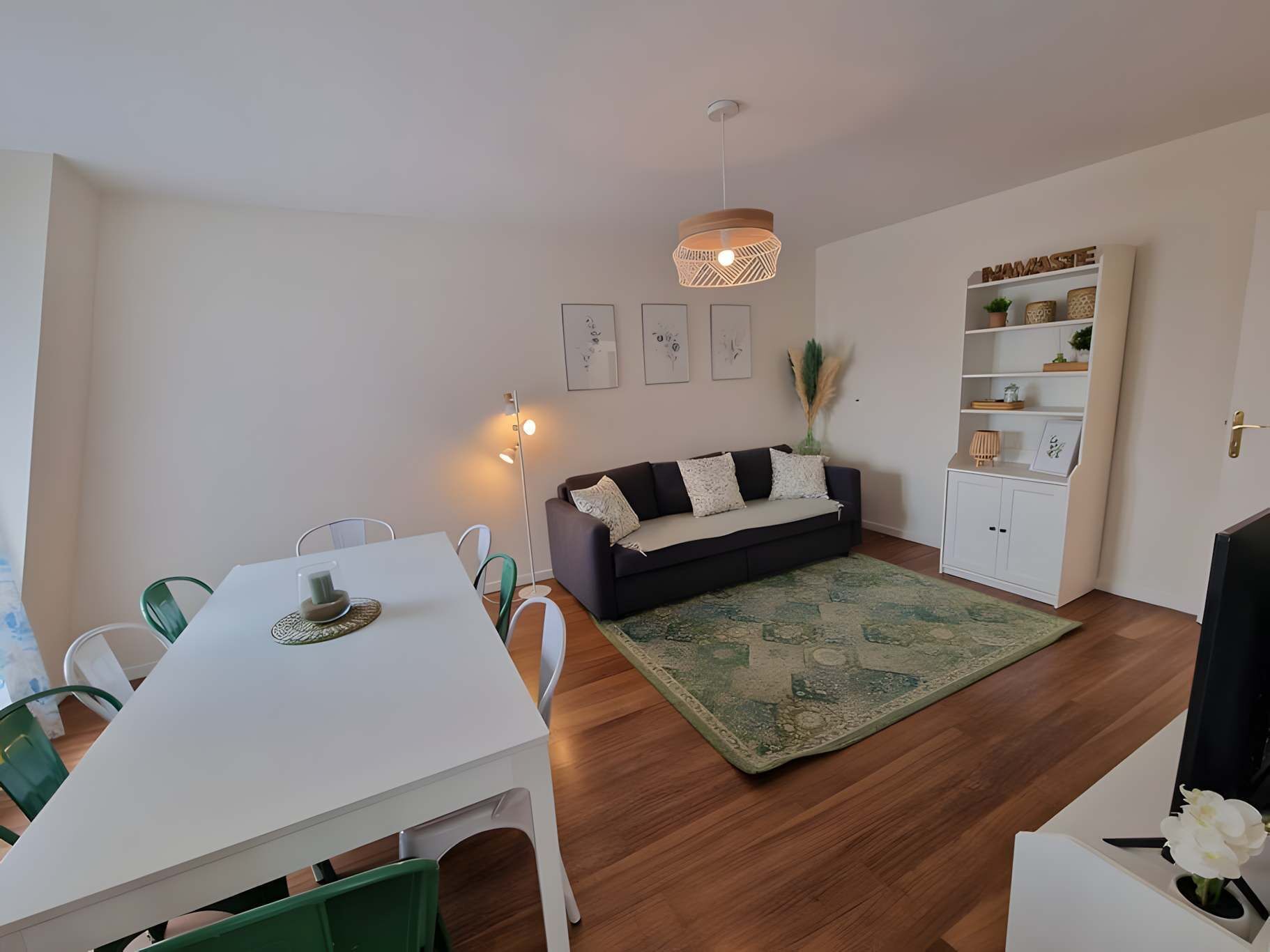 Una televisión, libros, una oficina