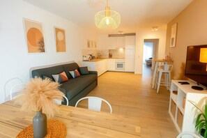 Télévision, livres, espaces bureaux