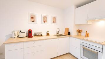 Kühlschrank, Mikrowelle, Ofen, Wasserkocher mit Kaffee-/Teezubehör