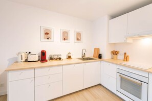 Geladeira, micro-ondas, fogão, cafeteira/chaleira