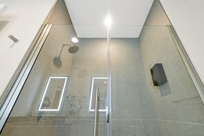 Shower, hair dryer, towels - Relaxing Nature Escapade with Game Room (Clermont)