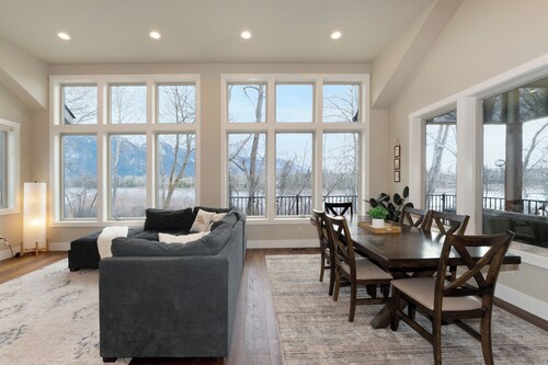 New! Luxury home on Flathead River with backyard & greenway trail