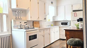 Een koelkast, een magnetron, een oven, een kookplaat