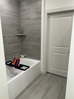Sèche-cheveux, serviettes fournies, savon, papier toilette