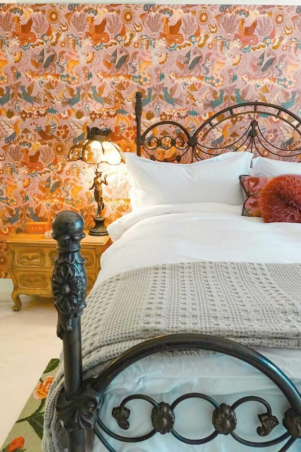 Tabla de planchar con plancha, wifi gratis y ropa de cama 