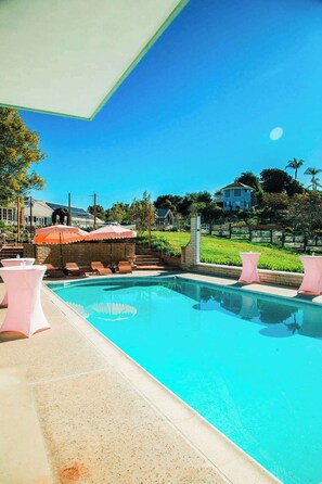 Unclassified image, 2 of 89, button