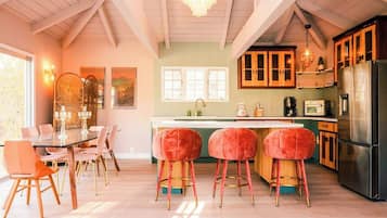 Geladeira, micro-ondas, produtos de limpeza biodegradáveis disponíveis