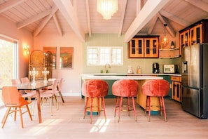 Réfrigérateur, micro-ondes, produits de nettoyage écologiques fournis