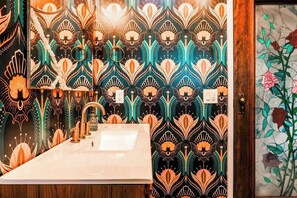 Douche, articles de toilette écologiques, séchoir à cheveux