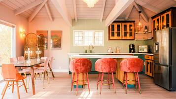 KylskÄp, mikrovÄgsugn, ugn och spishÀll