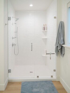Haartrockner, Handtücher, Seife, Toilettenpapier