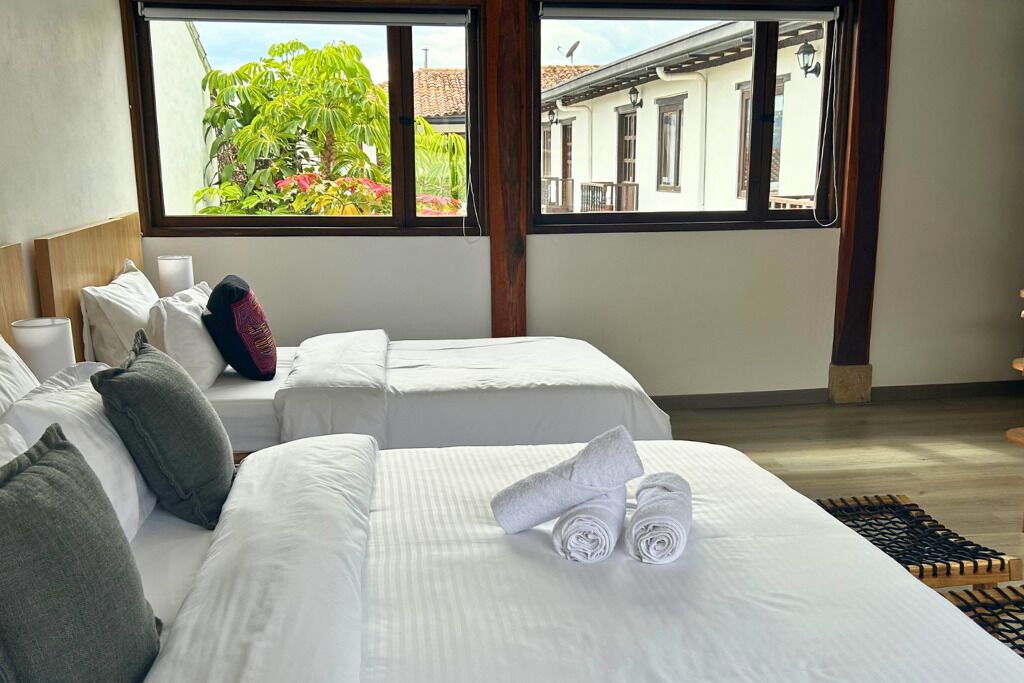 3 makuuhuonetta, tallelokero huoneessa, työpöytä, silitysrauta/-lauta