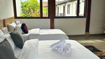 3 makuuhuonetta, tallelokero huoneessa, työpöytä, silitysrauta/-lauta