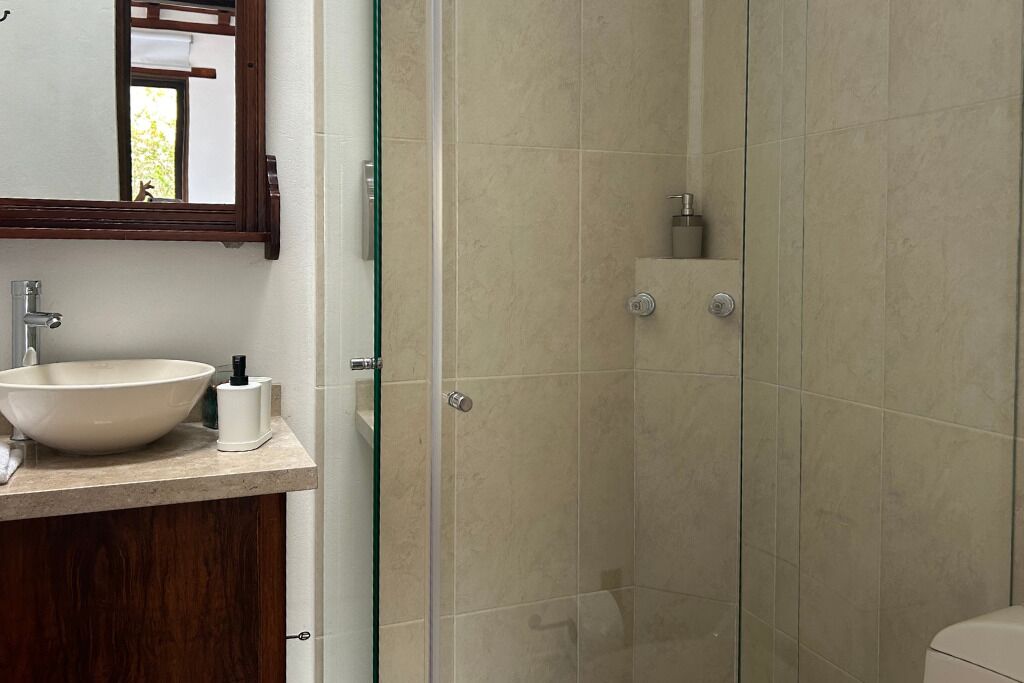 Milieuvriendelijke toiletartikelen, een haardroger, handdoeken, zeep