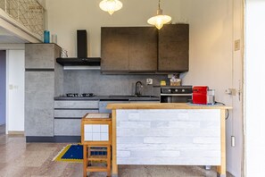 Frigorifero, microonde, forno, piano cottura
